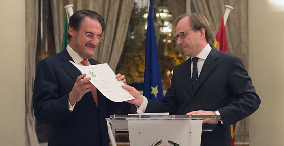 El embajador de Italia en España, Pietro Sebastiani, haciendo entrega de la condecoración a Jaime Revilla.