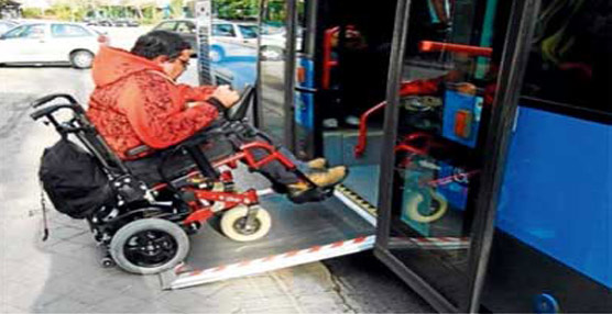 Discapacitado accediendo al bus por la rampa.