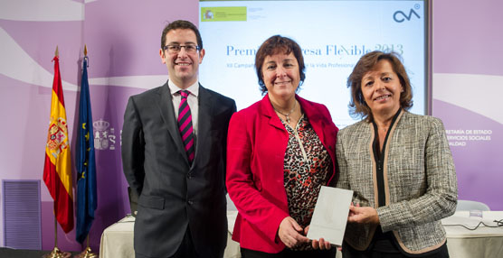 Javier Gestoso, Director de Marketing de Alphabet España, junto a Elena Vázquez, Gerente de Recursos Humanos, recibiendo el premio.