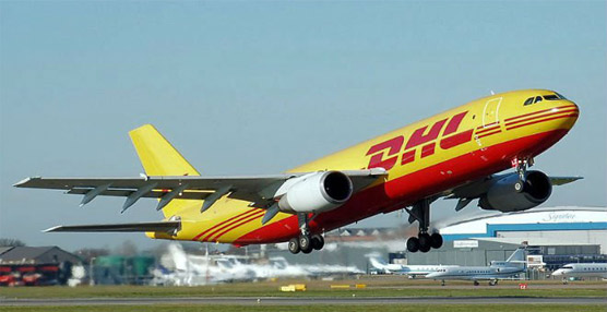 Un avión de la flota comercial de DHL en pleno despegue.