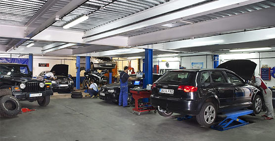 Interior de un taller de reparación de automóviles.