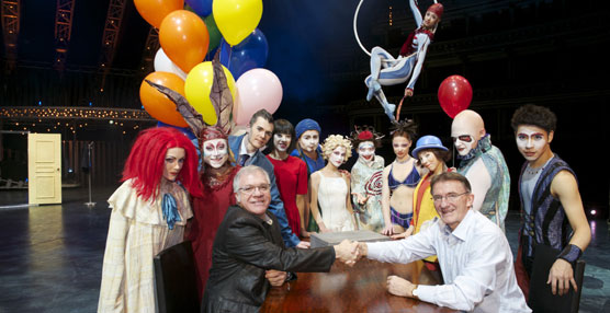 Firma del acuerdo entre el CEO de DHL Express, Ken Allen y el CMO de Cirque du Soleil, Mario D'Amico.