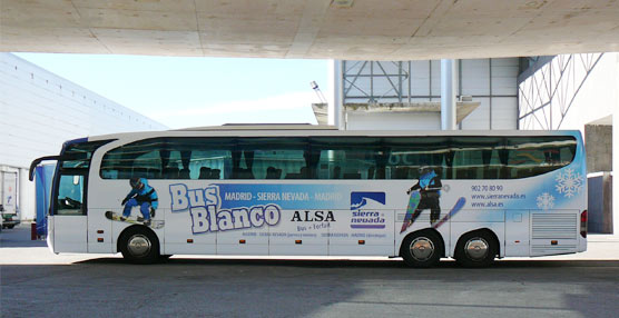 El ´Bus Blanco` de Alsa une la capital con la estación granadina de Sierra Nevada.