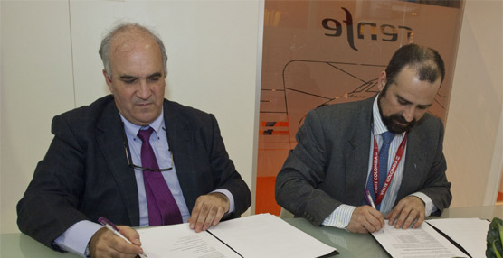 Alberto García (izq.) y Pablo Martín Retortillo (der.) durante la firma del acuerdo.