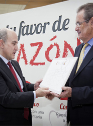 Jesús Valverde, gerente del CRTM, recibe el reconocimiento por parte de la Fundación Española del Corazón.