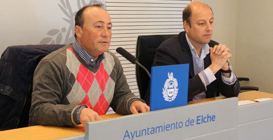 El Concejal de Transportes de Elche, Justino Delgado, informa sobre las nuevas marquesinas en las paradas de autobús.