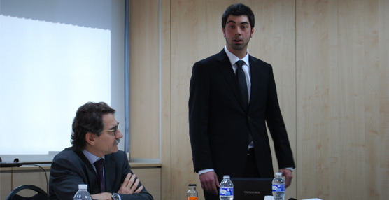 Alejandro Sánchez, director de Logística y Comercio Electrónico de Aecoc, escucha la presentación de Enrique Marín (de pie), responsable del Área de Transporte.