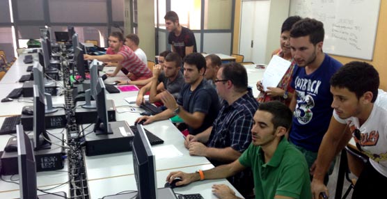 Alumnos de la primera promoción del Máster Universitario en Ingeniería de Organización y Logística jugando con implexa. Al centro de la imagen, Alejandro Rodríguez.