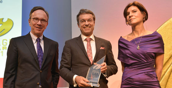 De izquierda a derecha: Matthias Wissman, presidente de VDA; Bernhard Simon, presidente del Consejo de Administración de Dachser, y Birgit Bauer, editora jefa de Verkehrsrundschau.