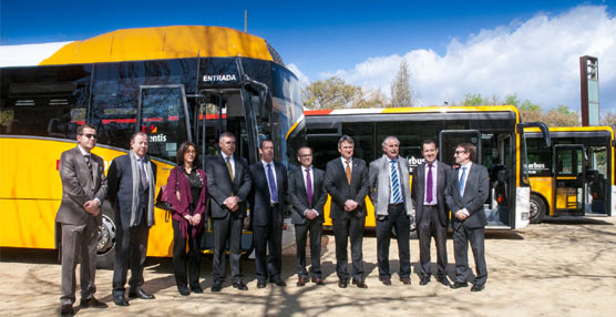 'Foto de familia' con los nuevos autobuses.