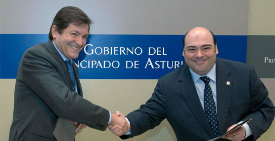 El presidente del Principado y el alcalde de Oviedo han suscrito el acuerdo por el que municipio acepta el uso de los títulos del consorcio en su transporte urbano.