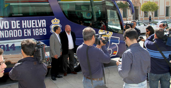 Al fondo, Ignacio Caraballo, presidente del Patronato de Huelva (i), junto al presidente del Recreativo de Huelva, Pablo Comas (d). Foto: Diputación de Huelva.