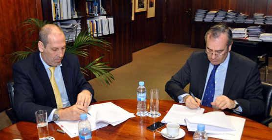 El presidente de Puertos del Estado, José Llorca, y el director de la Sociedad de Salvamento y Seguridad Marítima (Sasemar), Juan Luis Pedrosa.
