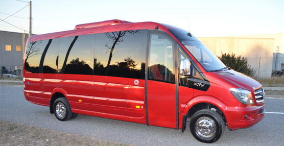 Car-bus entrega una unidad Corvi de microbús a la empresa terifeña Barrea Chinea a través del concesionario Rahn Star