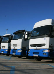 El CNTC propone a Fomento que suprima el requisito de disponer de tres vehículos para la autorización de transporte.
