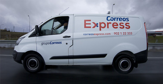 Un vehículo de Correos Express con el nuevo logo.