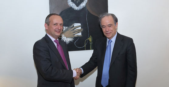 Gregorio Marañón, presidente de la Fundación El Greco, y Cesar Llana, de Alsa, se felicitan tras la firma del acuerdo.