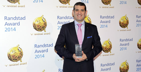 Salvador Garrido, director de Recursos Humanos de la compañía, con el Randstad Award.