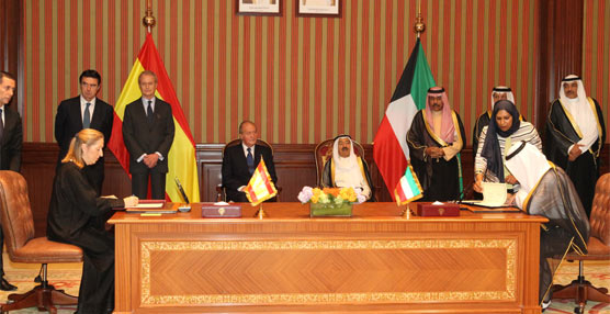 La ministra de Fomento firma en Kuwait el acuerdo.