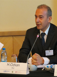 Haydar Özkan, delegado general de IRU para el Medio Oriente, durante su exposición.