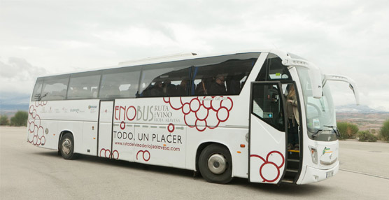 El bus turístico de la Rioja Alavesa Enobús es premiado como Mejor Iniciativa Enoturística en las Rutas del Vino de España