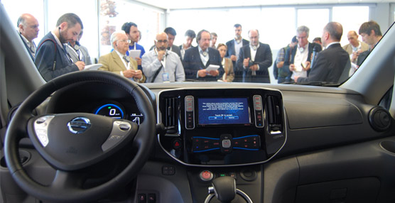 El interior del vehículo cuenta con una nueva instrumentación de lectura digital respecto a la versión no eléctrica. En la imagen: Uno de los ejemplares de la e-NV200 en la planta de Barcelona durante la jornada de inicio de la producción.