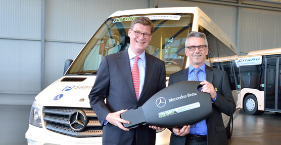 El momento de la entrega en uno de los concesionarios de Mercedes en Alemania. Foto Daimler.