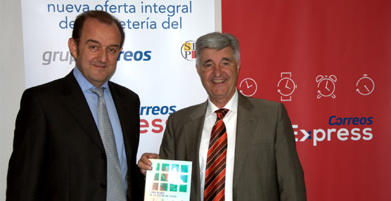 De izquierda a derecha, el director general de Correos Express, Manuel Molins, y el director ejecutivo de FEDAO, Ramón Noguera, durante la firma del acuerdo. Foto Correos.