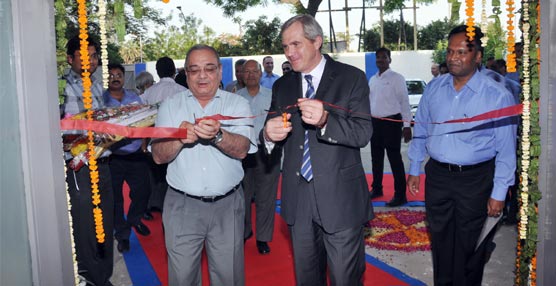 Helmut Zanker, consejero delegado de Spheros GmbH (derecha), y Ashok Tandon, miembro del Consejo de SMTL, durante la inauguración festiva de la nueva planta de Spheros en Noida.