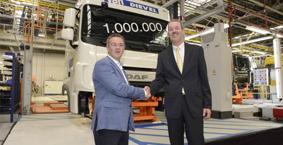 Louis De Wael (izq), director general de Vervoer Van Dievel, y Harrie Schippers, presidente de DAF, junto a la cabina 1.000.000.