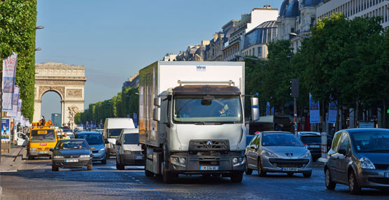 Renault Trucks pone a prueba en Par&iacute;s su cami&oacute;n 100% el&eacute;ctrico mediante una alianza con Guerlain y Speed Distribution