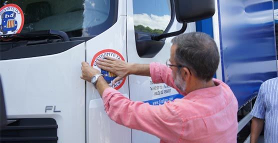 Los representantes de CETCAT-COT llevaron a cabo un acto de enganchada de pegatinas en los camiones catalanes.