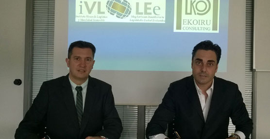 Oskar Royuela, director gerente del IVL, e Ibon Linacisoro, gerente de Ekoiru Consulting, firmaron el convenio de integración.