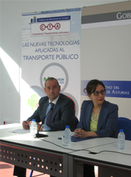  El director general del Consorcio de Transportes de Asturias, Carlos González Lozano , y la consejera de Fomento, Ordenación del Territorio y Medio Ambiente, y presidenta del CTA, Belén Fernández.