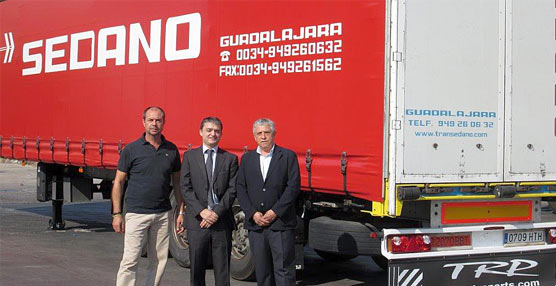De izquierda a derecha: Pedro Díaz, responsable postventa Truckland España; Igor Galván, Fleet Sales Parts Manager DAF España, y Valentín Sedano Prieto, consejero delegado Transportes Sedano.