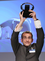 Pierre Lahutte, presidente de la marca Iveco, recoge el premio. En portada: Bruno Blin en representación de Renault Trucks.