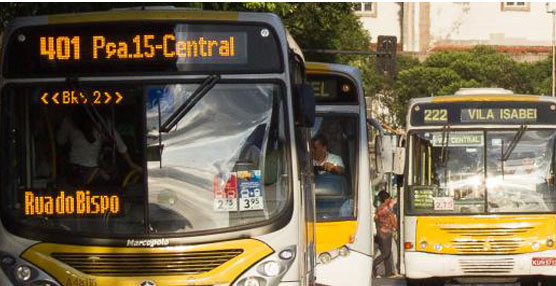 Varios autobuses por las calles de Río de Janeiro