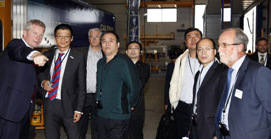 El equipo directivo de Dongfeng quedó convencido de la amplia oferta de la planta de la Planta de Schmitz Cargobull en Zaragoza. 