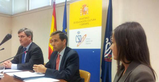 María Segui, directora de la DGT, observa cómo los representantes de Educación e Interior firman el acuerdo