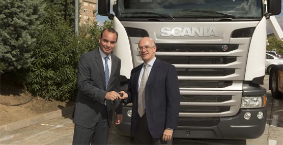 José Manuel Lara, consejero delegado, recibe las llaves de sus nuevos Scania, entregados por José Antonio Mannucci, director general de Scania Ibérica.