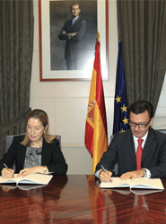 Ana Pastor, ministra de Fomento, y Román Escolano, vicepresidente del BEI.