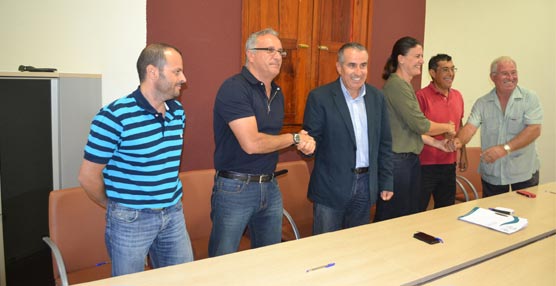 Imagen de la firma de convenios con cuatro colectivos de transportistas, celebrada el pasado viernes en el Cabildo.