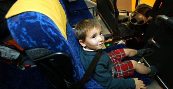 El nuevo contrato introduce la obligatoriedad de tener instalado el cinturón de seguridad en todos los asientos de los autobuses que vayan a realizar las rutas de transporte escolar.