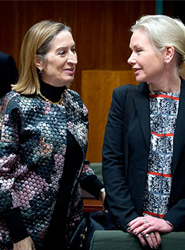 La ministra de Fomento, Ana Pastor, y ministra sueca de infraestructuras Anna Johansson en una imagen del Ministerio de Fomento.