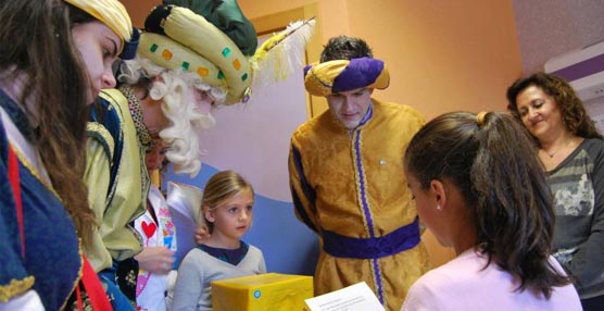 Una imagen de la visita del Cartero Real a los niños del Hospital de Valme.