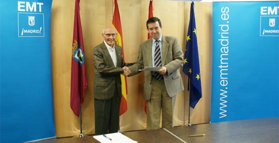 El presidente de Cruz Roja Española Comunidad de Madrid, Carlos Payá, y el gerente de la EMT, Rafael Orihuela, durante la firma del convenio.