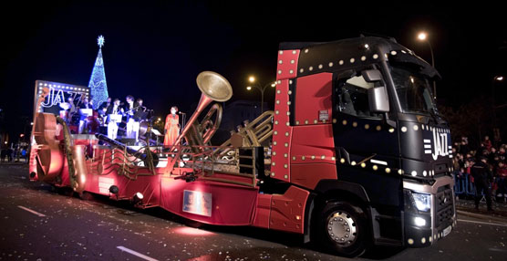 La gama T de Renault Trucks transportó la carroza del Jazz en la cabalgata de los Reyes Magos de Madrid.