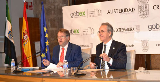 El consejero de Fomento de Gobierno de Extremadura, Víctor del Moral y el rector de la Universidad de Extremadura (UEx), Segundo Píriz, ha firmado el convenio. 