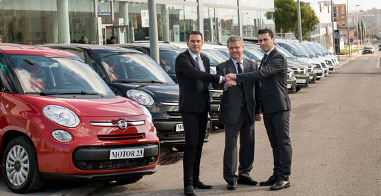 Giovanni Modena, director de Operaciones de PortAventura, y Luca Barca, director de Marketing de Fiat Group Automobiles Spain, han llevado a cabo la cesión de la flota.