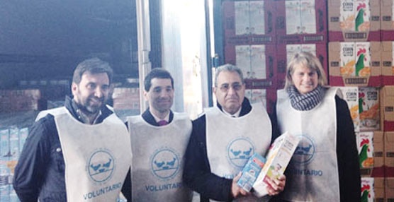 Miembros de Azkar con los productos transportados en la campaña 'Todos a desayunar'.